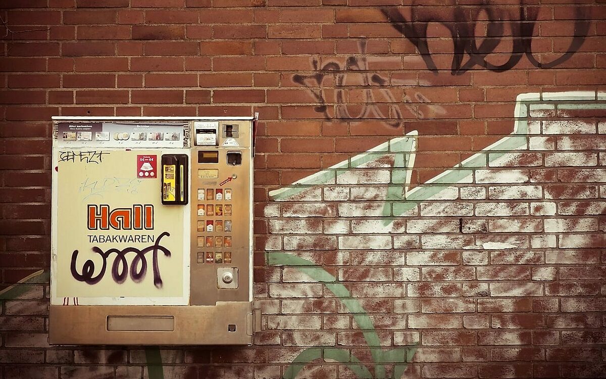 Zigarettenautomat haengt an der wand Zigarettenautomat haengt an der wand